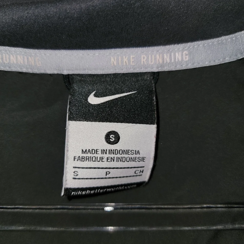 Nike Women's Light Running Jacket - Picture 3 of 4